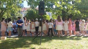 Der Kinderchor bei dem Sommerfest in der Grundschule am Bayernplatz
